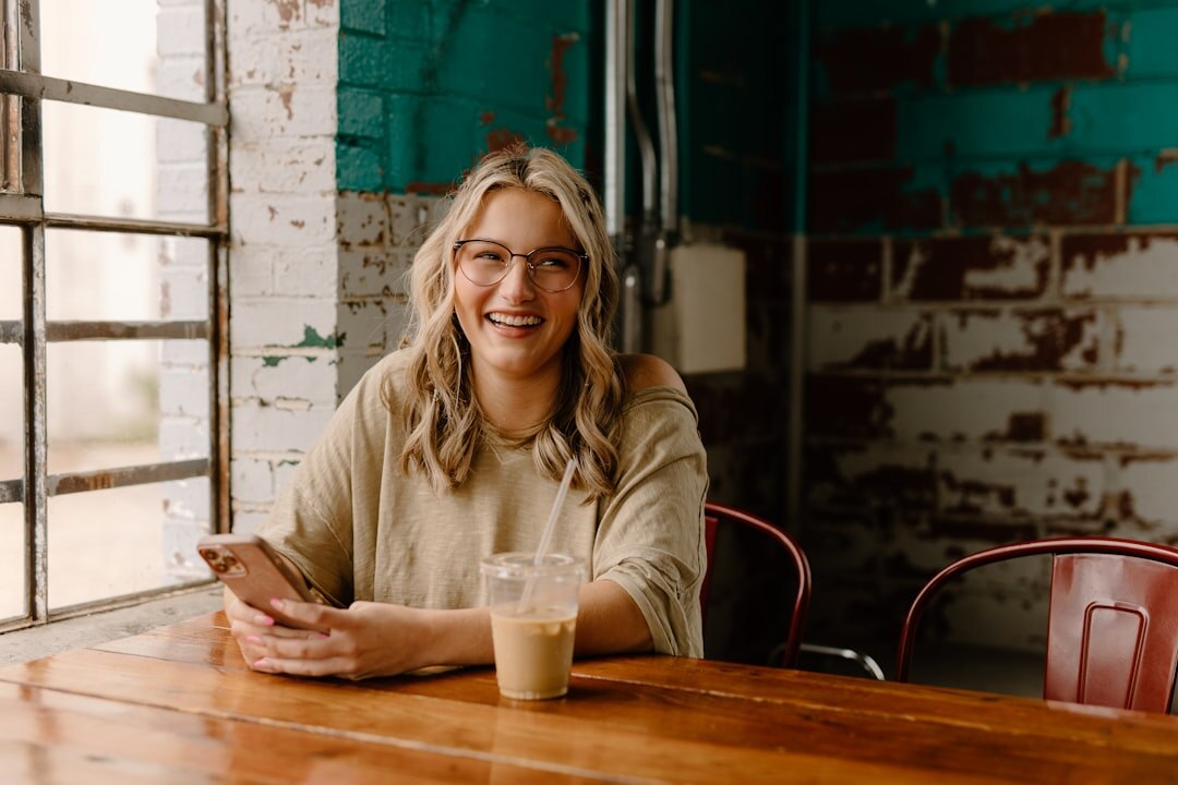 Portrait of a Belgian female podcast host and communication expert